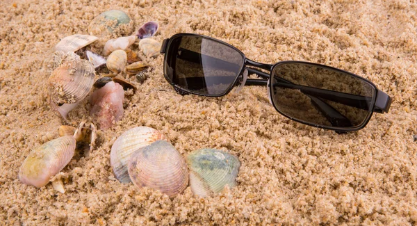 Zonnebril op zand — Stockfoto