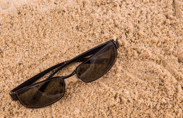 Zonnebril op zand — Stockfoto