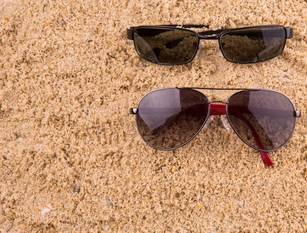 Kum üzerinde güneş gözlüğü — Stok fotoğraf