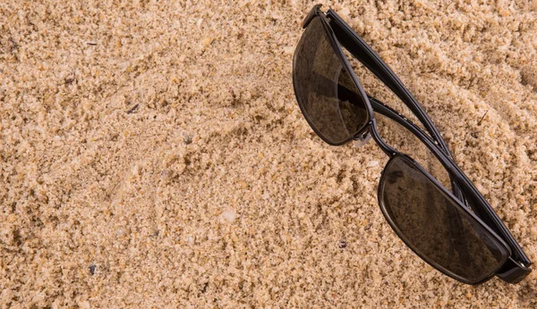 Óculos de sol na areia — Fotografia de Stock