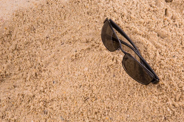 Zonnebril op zand — Stockfoto