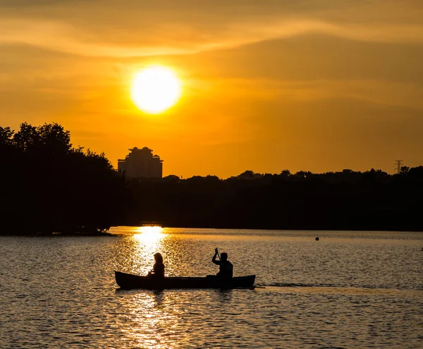 Silhoutte Casal Canoagem — Fotografia de Stock