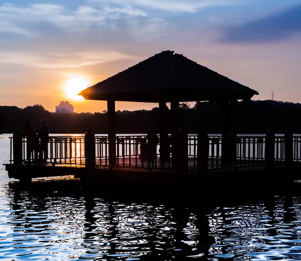 Vatten lusthus och solnedgång — Stockfoto