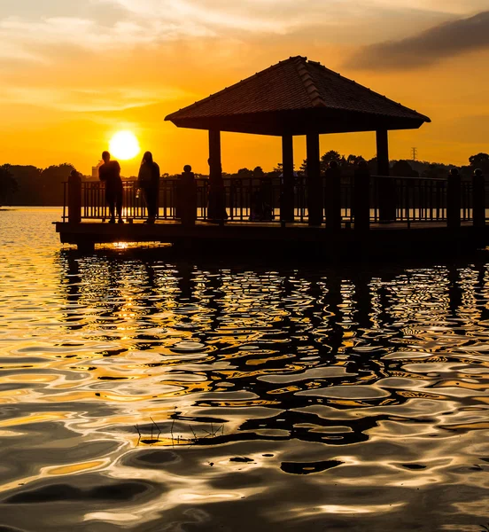 Su gazebo ve gün batımı — Stok fotoğraf