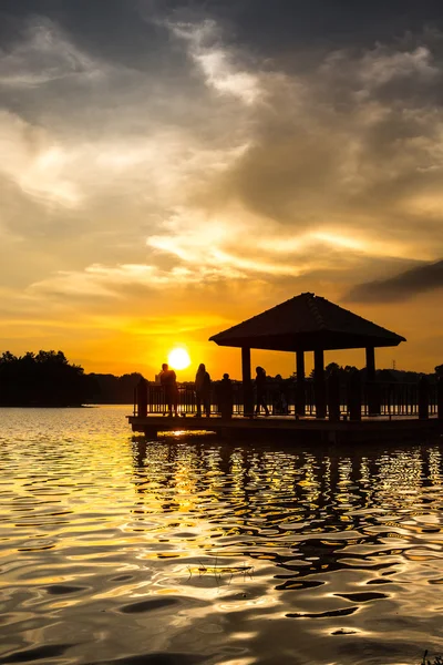 Su gazebo ve gün batımı — Stok fotoğraf