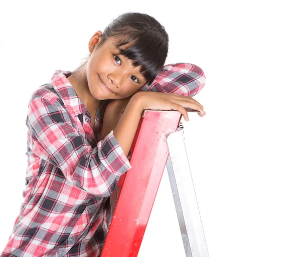 Ung flicka på en stege — Stockfoto