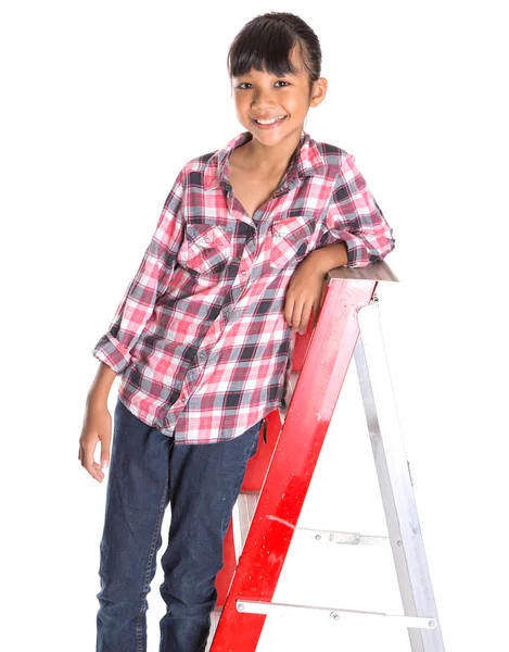 Jong meisje op een ladder — Stockfoto