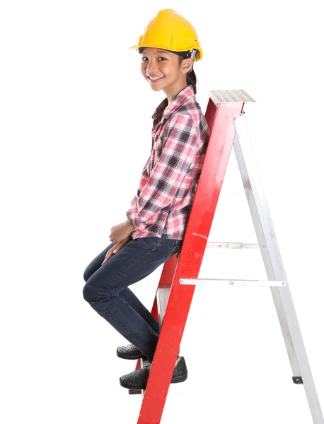 Chica joven en una escalera — Foto de Stock