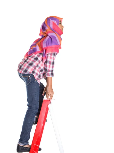 Ung muslimsk tjej och stege — Stockfoto