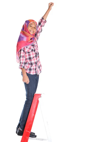 Nuori muslimi tyttö ja tikkaat — kuvapankkivalokuva