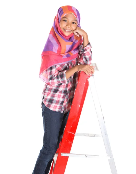 Gadis Muslim Muda Dan Tangga — Stok Foto