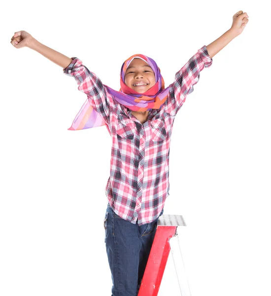 Muslimská dívka a žebřík — Stock fotografie