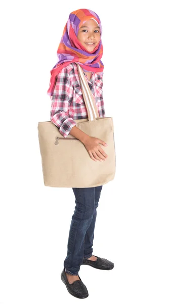 Muslimische Schülerin mit Handtasche — Stockfoto