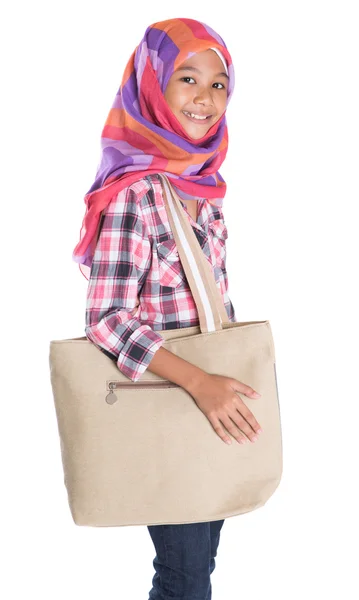 Muslimische Schülerin mit Handtasche — Stockfoto