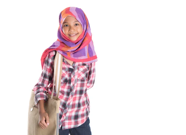 Scuola musulmana ragazza con borsa a mano — Foto Stock