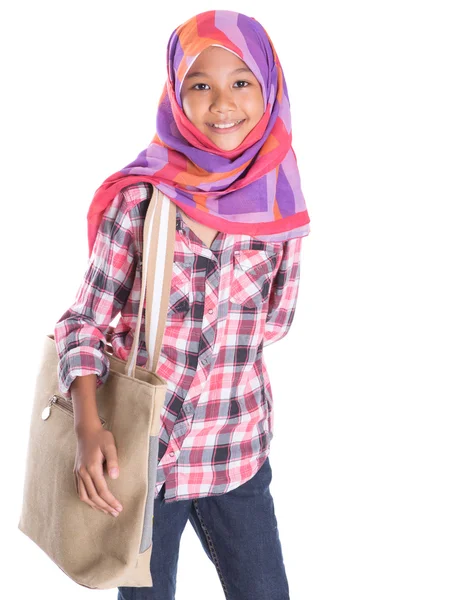 Escuela musulmana chica con bolso de mano — Foto de Stock