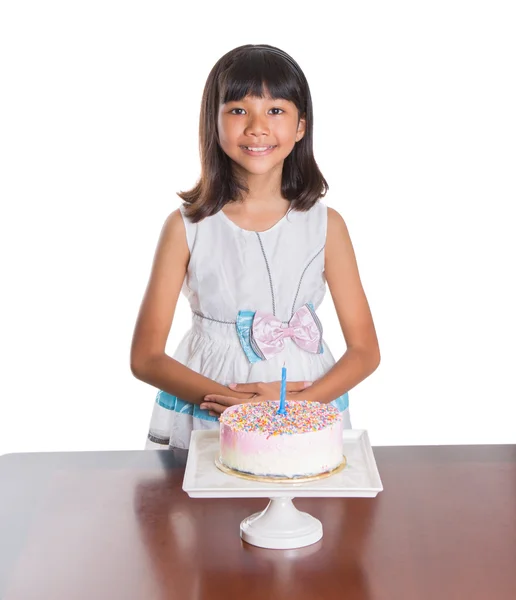 Nuori tyttö juhlii syntymäpäivää — kuvapankkivalokuva