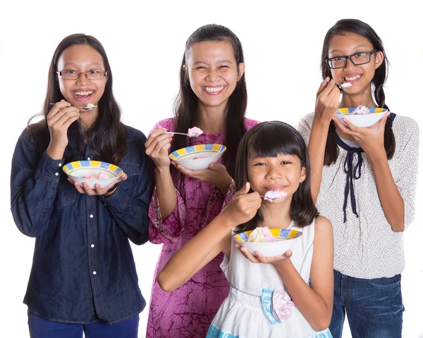 Madre e hijas — Foto de Stock