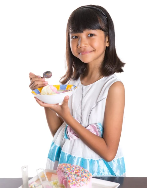 Joven celebrando cumpleaños — Foto de Stock