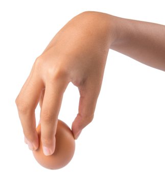 tavuk yumurtası tutan eller