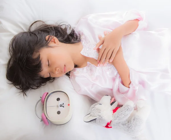 Menina jovem dormir com relógio de alarme — Fotografia de Stock