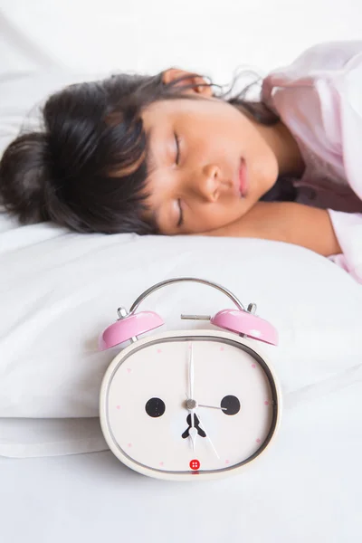 Menina com relógio de alarme — Fotografia de Stock