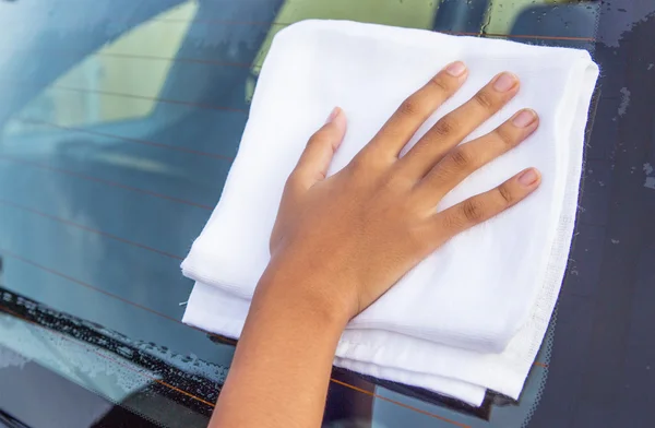 Meisje wassen auto — Stockfoto