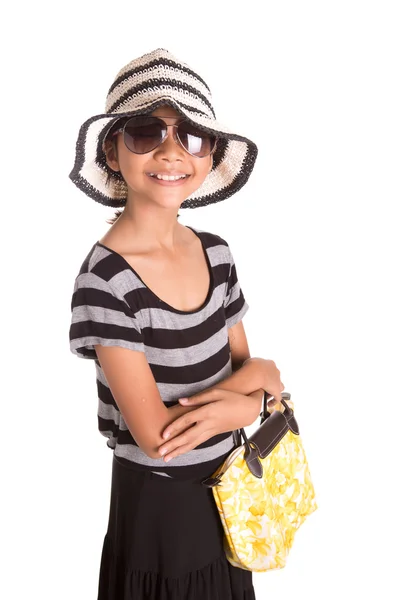 Şapka, güneş gözlüğü ve el çantası ile genç kız — Stok fotoğraf
