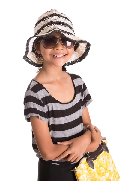 Junges Mädchen mit Hut, Sonnenbrille und Handtasche — Stockfoto