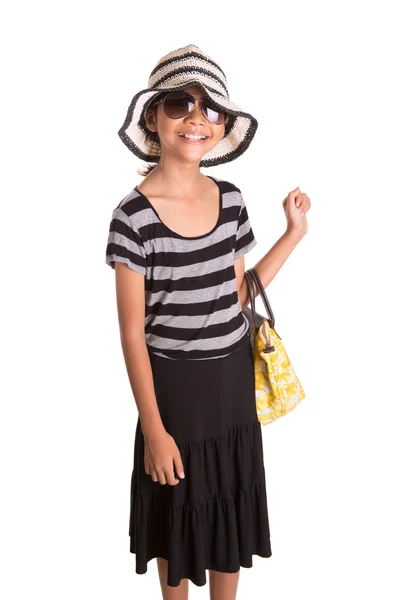 Junges Mädchen mit Hut, Sonnenbrille und Handtasche — Stockfoto