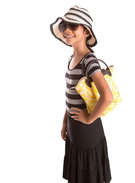 Menina com chapéu, óculos de sol e bolsa — Fotografia de Stock