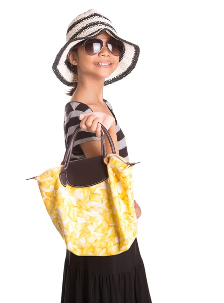 Chica joven con sombrero, gafas de sol y bolso — Foto de Stock