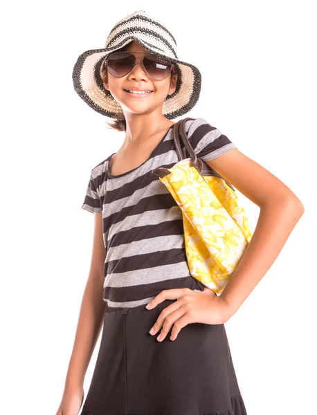 Junges Mädchen mit Hut, Sonnenbrille und Handtasche — Stockfoto