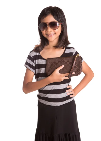 Chica joven con gafas de sol y monedero — Foto de Stock