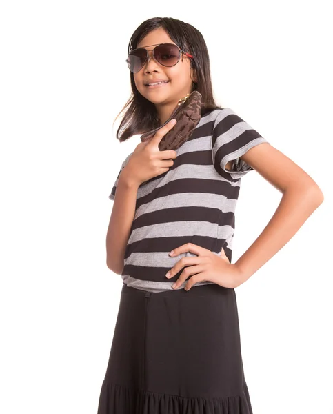 Chica joven con gafas de sol y monedero —  Fotos de Stock