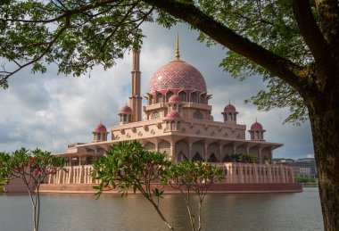 Putra Camii, Malezya