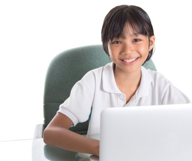 Genç liseli kız ile laptop