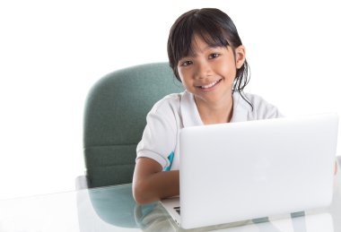 Genç liseli kız ile laptop