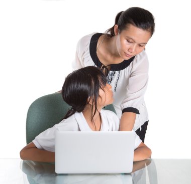 Genç liseli kız öğretmen ile