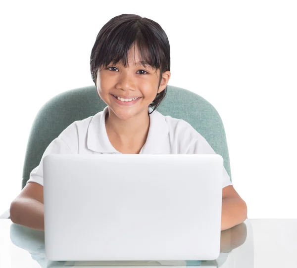 Jonge school meisje met laptop — Stockfoto