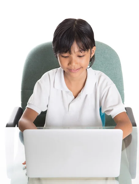 Jonge school meisje met laptop — Stockfoto