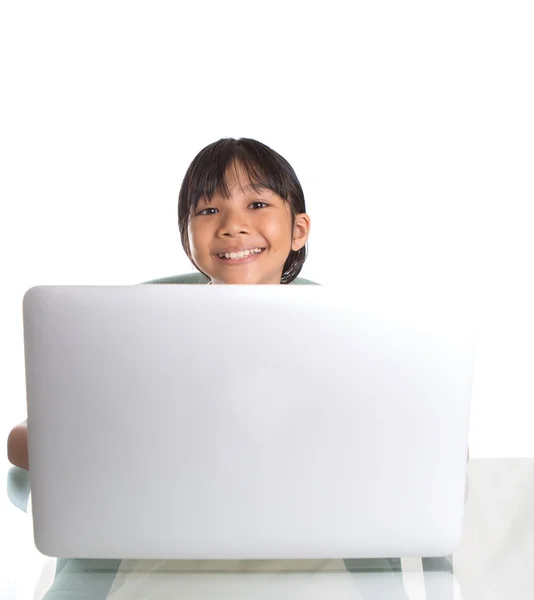 Jonge school meisje met laptop — Stockfoto