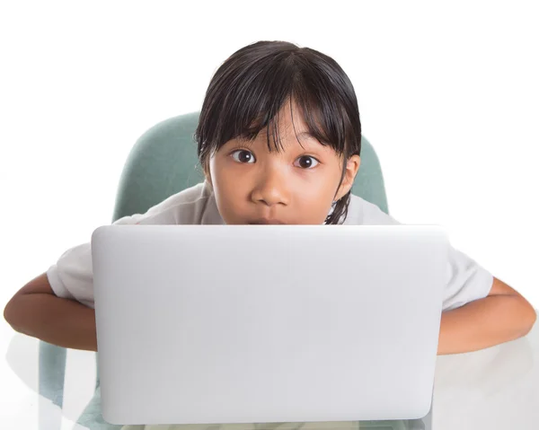 Menina da escola jovem com laptop — Fotografia de Stock