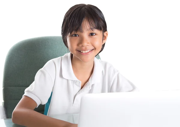 Menina da escola jovem com laptop — Fotografia de Stock