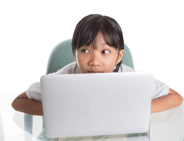 Jonge school meisje met laptop — Stockfoto