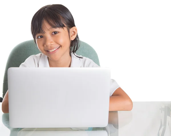 Молодая школьница с ноутбуком — стоковое фото