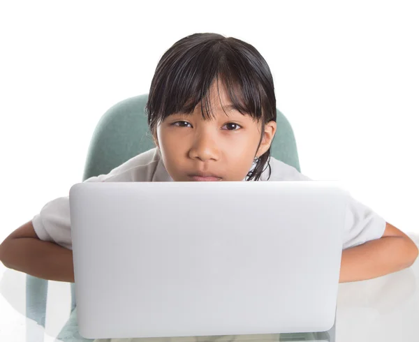 Jonge school meisje met laptop — Stockfoto