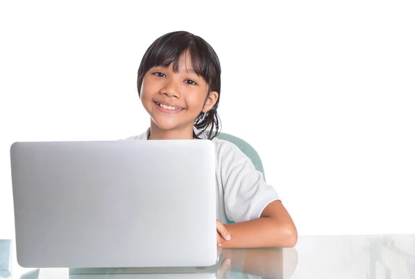 Menina da escola jovem com laptop — Fotografia de Stock