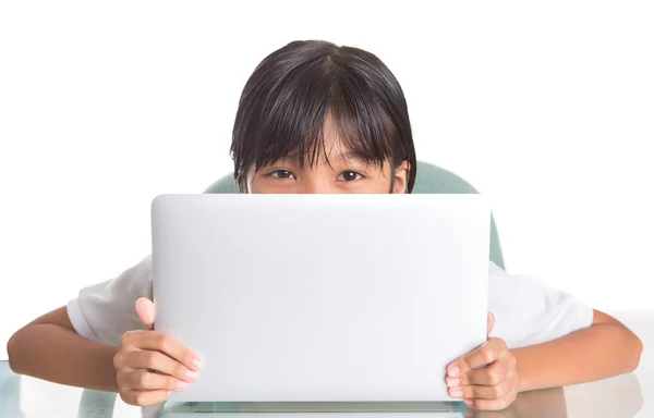 Menina da escola jovem com laptop — Fotografia de Stock