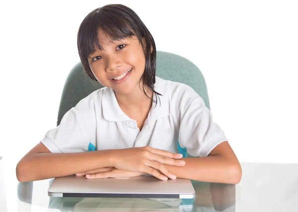 Ung skolflicka med laptop — Stockfoto